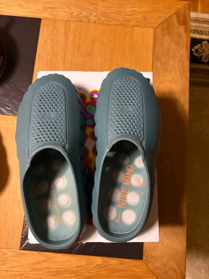 Nike Mind 001 - Säljer dessa Äkta Nike Mind 001 i färgen grön, helt nya oanvända köpta från Minito (kvitto finns). Säljer då de var lite för små för mig. Storlek 44 men passar 42/5. Kartong tillkommer!