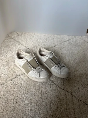 Valentino open - SALE UTFÖRSÄLJNING! ÄKTA Valentino Opens i strl 38. OG dustbag medföljer. Vi säljer inga kopior!