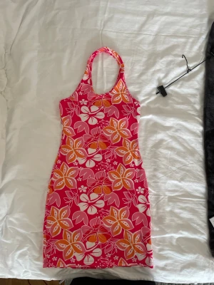 Halterneckklänning  - Halterneckklänning med blommönster från Shein i strl XS. Använd fåtalet gånger så i fint skick. Är dock några små fläckar i tyget som inte syns så mycket men går tyvärr inte bort. Har funnits sedan jag fick den