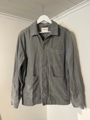 Grå These Glory Days Overshirt  - Säljer denna sjukt snygga Overshirten från These Glory Days⭐️ Färgen är grå och storleken är L✅ Den har inga defekter och skicket är utomordentligt🙌🤝 Sjukt najs passform och passar perfekt till hösten☀️🙌 Tveka inte på att höra av er dig vid minsta fråga eller fundering😊