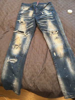 Slitna jeans - Slitna jeans köpta utomlands, inget speciellt märke men riktigt bra kvalite, 30/30 ungefär, slim fit