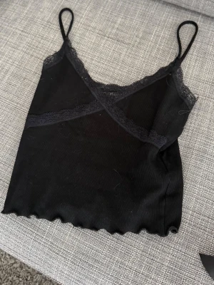 Spets Linne från gina - Ett gulligt linne från Gina i storlek XS. Linnea säljs inte längre, inte använd på ett tag därför väljer jag att sälja den. 