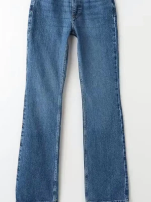 Perfect Jeans / Gina Tricot – flare – blå – storlek 32 – helt nya med lapp - Säljer ett par Perfect Jeans från Gina Tricot i storlek 32. Helt nya med lapp kvar – aldrig använda. Blå/mörkblå denim, mid waist och full length flare. Snygg modell som ger en fin silhuett. Köpta för 500kr.  • Skick: Nyskick – med lapp kvar • Storlek: 32 • Kön: Dam • Färg: Blå / mörkblå denim • Märke: Perfect Jeans / Gina Tricot • Modell: Flare, mid waist, full length