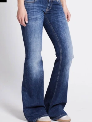 Lågmidjade jeans - Priset diskuteras vid snabb affär. Har ett litet hål vid insidan av ena låret men inget man märker av, också lite slitna vid slutet av byxorna. 
