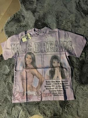 Vale dreams graphic t shirt - Vale seems graphic tshirt med riktigt snygg design och rhinestones. En perfekt boxing fit till de i storlek M och S, herr. Herr tröja men funkar till alla