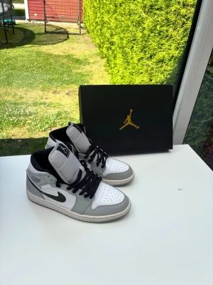 Air Jordan 1 Mid grå/vit/svart - Säljer ett par gråa skor från märket Jordan i storlek 43 / US 10. Hör gärna av er med frågor! 😁