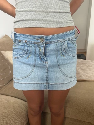 Vintage jeanskjol - Snygg kort lågmidjad vintage jeanskjol 