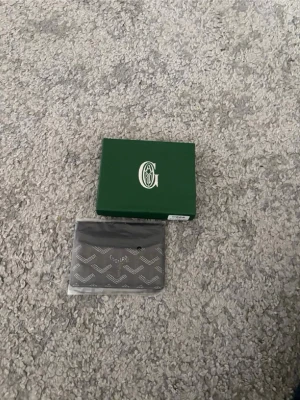 Svart kortfodral  - Snyggt svart kortfodral med det klassiska vita och gråa mönstret. Kommer med originalask och tygpåse. Perfekt för dig som vill ha en stilren och exklusiv accessoar till dina kort.