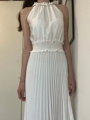Student/ Examens klänning - Bit långklänning med halterneck och krage. Klänningen är ärmlös och har en mjuk, luftig känsla. Funkar for skolavslutningen,konfirmation, examen eller studenten 😊