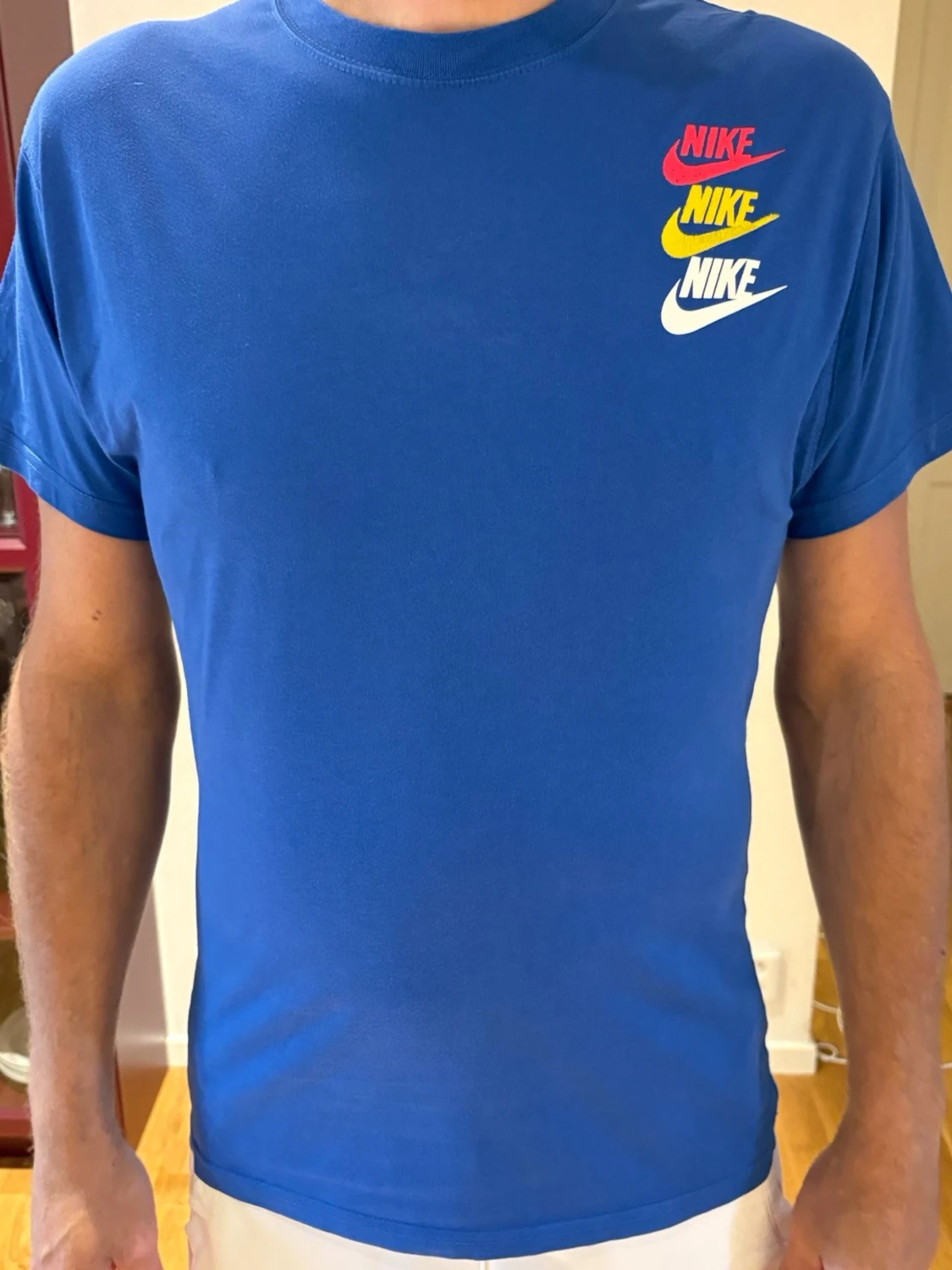 Blå Nike t-shirt med färgglad logga stl S
