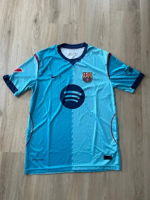 Barcelona tröja  - Tja, säljer denna sjukt snygga Barcelona tröja i storlek S. Aldrig använd. Hör av dig vid funderingar!😁🙌