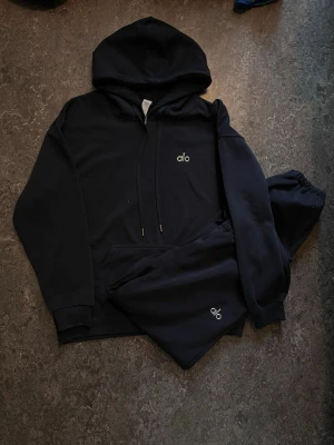Alo tracksuit  - Mörkblå alo tracksuit i fint skick storlek ca S/M Kan gå ner i pris vid snabb köp!!!!