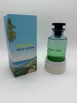 Louis Vuitton Pacific Chill parfym - Fräsch parfym från Louis Vuitton, Pacific Chill. Flaskan är i glas med en grön ton och svart lock. Kommer i en snygg förpackning med strandmotiv och vit cylinderask. Perfekt för dig som gillar exklusiva dofter och stilren design.
