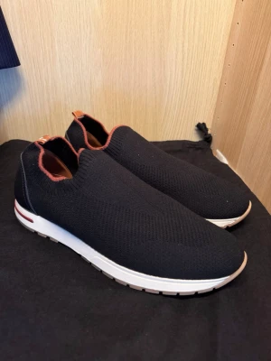 Loro Piana Sneakers 👟 - Säljer ett par extremt stilrena och bekväma sneakers från Loro Piana. Kända för sin kompromisslösa kvalitet och stilrena estetik. Otroligt mjuka och sparsamt använda. 