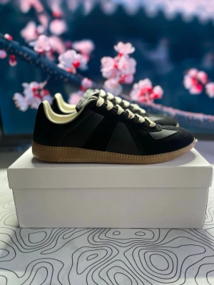 Maison Margiela gats - Fina och unika svarta sneakers. Storlek 43. Mycket fint skick! Hör av er ifall ni har några frågor! ⭐️