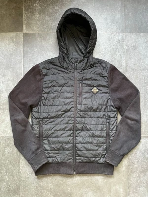 J.lindberg cardigan  - Tjena, säljer nu denna riktigt snygga och populära j.lindberg cardiganen, den är i använt skick och därmed något solblekt, annars mycket fin, hör av er vid frågor och funderingar🙌🤝 