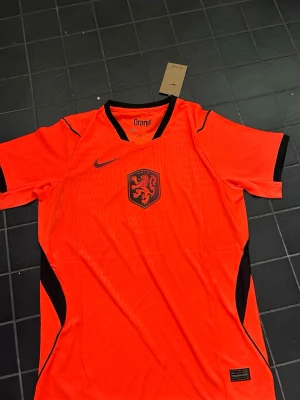 Holland fotbollströja orange Nike - Snygg orange Holland fotbollströja från Nike, helt nya och har aldrig används, tröjan är i player version så de är kvalité