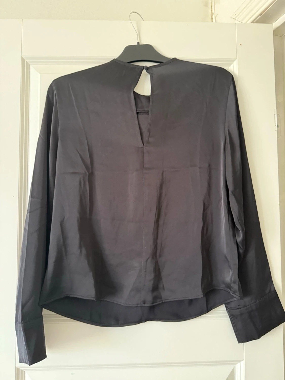 Svart blus med veckad detalj - 2