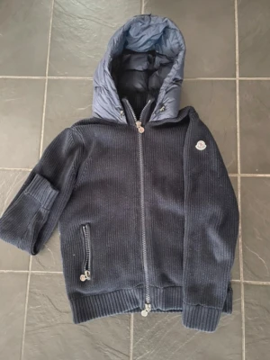 Moncler cardigan - Säljer nu den eftertraktade modellen av moncler. Storlek S. Cardiganen är i mycket bra skick och är fin. NFC mm fungerar! Hör av dig vid minsta fundering! // Arvid