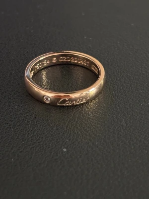 Roséfärgad ring med sten - Säljer en elegant roséfärgad ring med en liten sten. Perfekt för dig som gillar exklusiva accessoarer och tidlös design. 17.5 mm