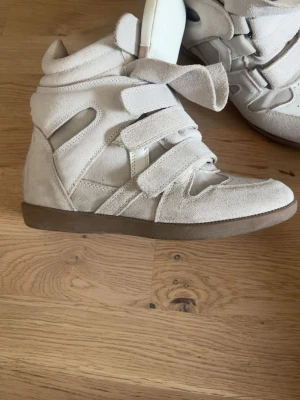 Isabel marant skor  - Säljer mina jätte fina Isabel marant skor i väldigt bra skick använda två gånger, kan tänka mig sänka i pris vid snabbt köp 