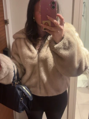 Beige fluffig pälsjacka! <3 - Säljer en supermjuk och stilfull beige faux pälsjacka med breda ärmar. Jackan har en avslappnad passform och stängs framtill. Perfekt för stilrena men kalla dagar för att hålla sig varm och snygg!