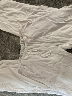 Vita linnebyxor från lager157 - Säljer ett par vita linnebyxor från lager157. Materialet är lätt och svalt linne, vilket gör dem riktigt sköna att bära. Aldrig använt. Storekt xxs men passar även xs o s💕