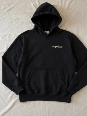 Fafo hoodie  - Säljer denna eftertraktade  Fafo hoodien från anis don deminas collection tröjan såldas endast i ett fåtal exemplar och tog slut direkt. Den är i storlek xs men passar större S och M hör av er vid eventuella frågor!!!