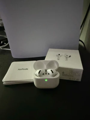AirPods 4 - Tja, säljer nu mina airpods som jag köpte för ungefär ett år sedan på power! Sparsamt använda och allting funkar som de ska! Skulle säga att dem inprincip är i nyskick. (Dem har inte brusreducerung)! Priset är diskuterbart! Skriv om ni har frågor! 