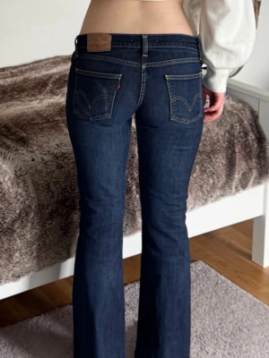 Mörkblå bootcut jeans Levis - Mina favorit Levis som tyvärr blivit för små 💔 Lågmidjade och bootcut ❣️❣️ jag är 173cm 💓💓 Snygga mörkblå bootcut jeans med klassiska bakfickor och kontrastsömmar. Jeansen har en något utsvängd passform nertill och normal midja. Perfekta för dig som gillar en tidlös och trendig look.