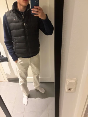 Svart dunväst med hög krage - Säljer en svart dunväst från Gant, skulle säga sitter som en S i storlek. Västen är i bra skick, skriv gärna vid intresse!