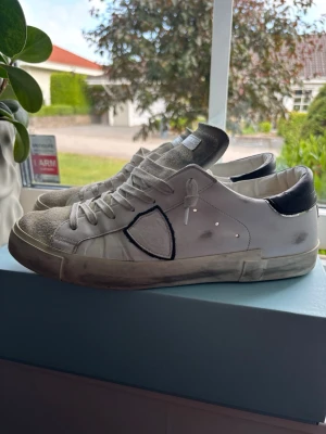Vita Philippe Model sneakers 43 - Ett par riktigt fina Philippe model skor i modellen basic blanc noir. Storlek 43. Prislappen och allt på lådan sitter kvar. (320€)  43✅ Bra skick✅ Låda tillkommer✅ Skickar inom 1-2 dagar✅  Skicka gärna om funderingar och prisförslag!  Mvh Ludvig!