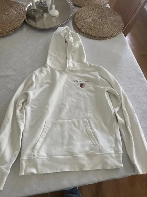 Vit GANT hoodie  - Stilren vit hoodie från GANT med broderad logga  på bröstet. 