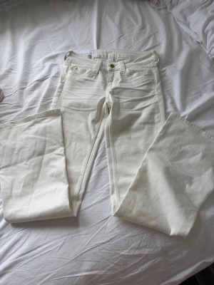 Vita bootcut jeans från Cheap Monday - Vita bootcut jeans från Cheap Monday som är helt nya med prislapp. Så aldrig använda endast testade.
