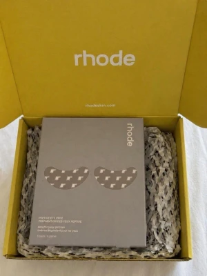 Rhode Peptide Eye Peps ögonmasker - Rhode Peptide Eye Peps är avsvalkande ögonmasker i grå förpackning. De innehåller peptider och är designade för att pigga upp och återfukta huden under ögonen. Perfekt för dig som vill fräscha upp blicken snabbt.