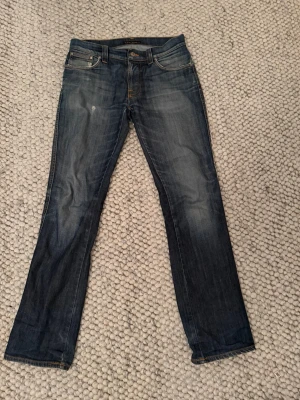 Nudie Jeans Slim Jim discontinued  - Säljer ett par riktigt snygga  Nudie Slim Jim i storlek W31 L32. Jeansen har utvecklat riktigt snygga, naturliga fades med fin patina och karaktär under några år,  – perfekt för dig som uppskattar välanvänd raw denim.