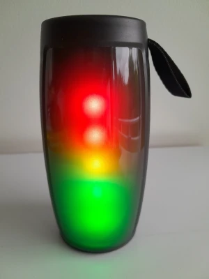 Ny trådlös Bluetooth-högtalare med LED-ljusshow - Modell 1202 bärbar högtalare - Ge ditt liv mer musik med denna helt nya, bärbara trådlösa Bluetooth-högtalare med en livfull inbyggd LED-ljusshow. Perfekt för fester, mysig stämning i sovrummet eller för att ta med dina favoritlåtar på språng. ​Huvudfunktioner: ​Skick: Helt ny (levereras i vit originalförpackning). ​Dynamisk ljusshow: Flerfärgade LED-lampor pulserar och skiftar för att skapa en visuell upplevelse medan din musik spelas. ​Enkel styrning: Lättanvända knappar på ovansidan för lägesval (Mode), nästa/föregående lå