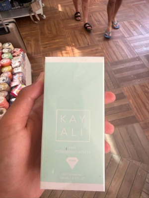 Kayali Yum Pistachio Gelato 33 parfym - Kayali Yum Pistachio Gelato 33 Eau de Parfum i en stilren mintgrön kartong. Doften har noter av pistageglass, hasselnöt, söt rom, vispgrädde, marshmallow och sockervadd. Förpackningen rymmer 100 ml och har en modern, minimalistisk design.