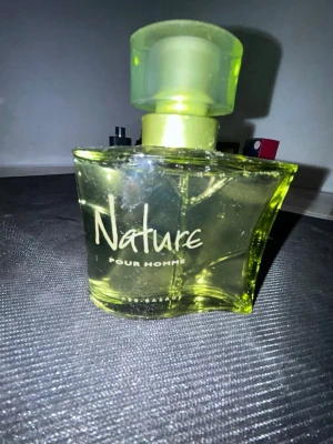 Nature Pour Homme aftershave -  Säljer en Nature Pour Homme Aftershave från Yves Rocher. Nästan oanvänd (se bilder). Originalkork medföljer. Discontinued och svår att hitta idag. Fräsch grön och naturlig doft. Perfekt för samlare eller dig som saknar den klassiska doften.