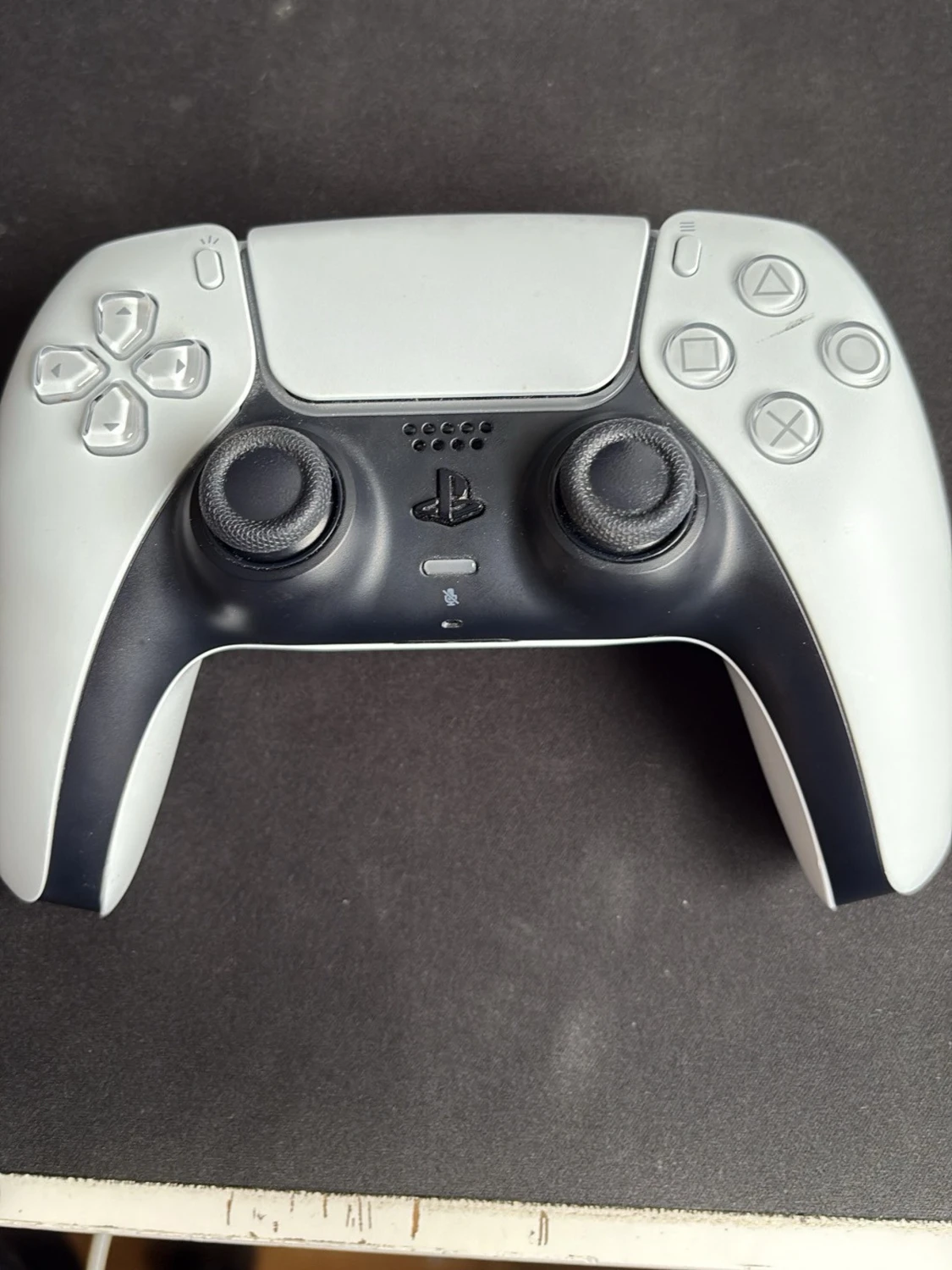 Vit och svart PS5 DualSense handkontroll