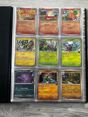 Pokémonkort i samlarpärm - Säljer en samling Pokémonkort i en svart pärm med plastfickor. Bland korten finns olika Pokémon som Rapidash, Fuecoco, Zeraora, Grimer, Tyranitar, Milotic, Wash Rotom, Charcadet och fler. Vissa av korten har ökat astronomiskt i värde! Hör av er vid frågor, allt gott! 