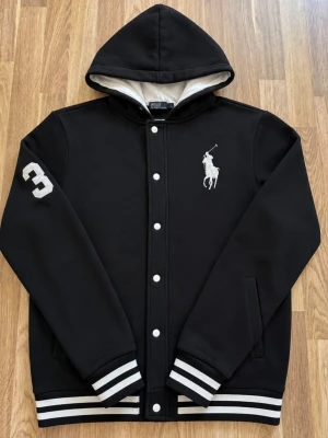 Ralph Lauren jacka - Tjena, jag säljer en riktigt snygg och sällsynt Ralph Lauren jacka☺️ Den är i mycket bra skick och har inga fläckar eller skador😁 Skicka om du har några frågor och kom gärna med bud😄