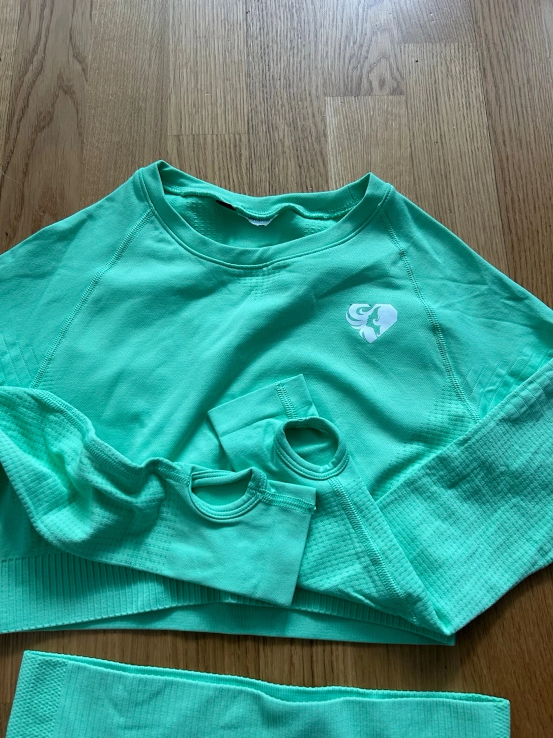 Mintgrönt träningsset med långärmad crop top - 2