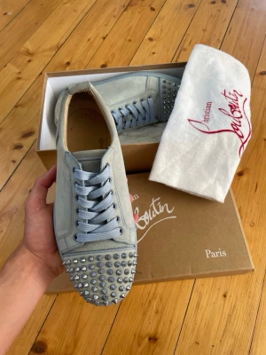 Christian Louboutin skor  - Hej, säljer nu dessa svin snygga Christian Louboutin skor. Skorna är i grymt skick! Begränsat antal boxar och dustbag. Hör av dig vid frågor.