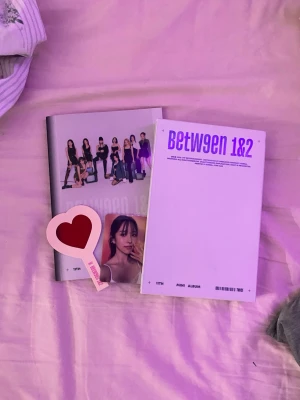 Twice album  - Allt som finns i bilden medföljer!  #trinket #jellyfish #kpop #anime #keychain #swag #jujutsukaisen #shoujo #straykids #enhypen #aespa #lesserafim #cortis #blackpink #attackontitan #kiminitodoke #coquette #gyaru #strangerthings #alt #emo #scene #retro #japanese #chinese #alt #scene #emo #coquette #shopkins #decora #chic #sonnyangel #smiski #jellycat #labubu #sanrio #hellokitty #kuromi #vintage #pastelcore #crochet #grunge #witch #whimsical #monsterhigh