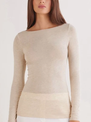 Beige långärmad topp i bomull - En stilren och enkel beige långärmad topp med rund halsringning. Toppen har en tight passform och är tillverkad i mjuk bomull, perfekt att matcha med jeans eller kjol. Snygg och minimalistisk design som passar till många olika looks.