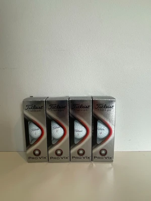Titleist Pro V1x golfbollar - Ett set med vita Titleist Pro V1x golfbollar i originalförpackning. Förpackningen är silverfärgad med svarta och röda detaljer. Perfekt för dig som vill ha premiumbollar till golfbanan.frakt betalas av köpare 