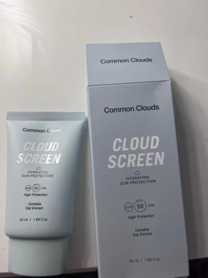 Cloud Screen solskydd från Common Clouds - Cloud Screen från Common Clouds är en väldigt återfuktande solkräm med SPF 50, ger mycket lyster/ glow. Funkade inte för min hudtyp tyvärr! Använd ca 3 gånger 🤍 (marknads pris 199kr)