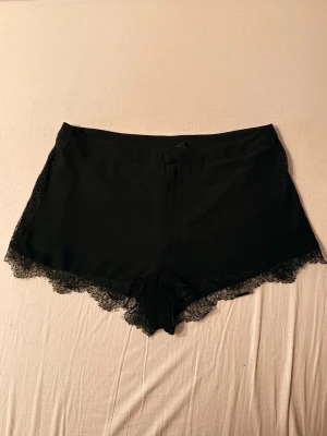 Shorts  - Svarta shorts med spets detaljer. 