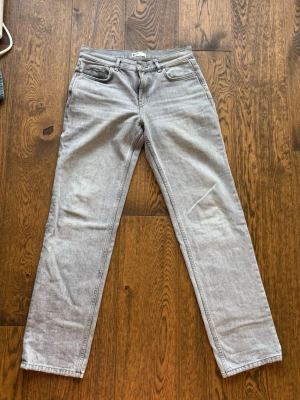 Grå raka jeans  - Snygga grå jeans från Gina i rak modell, använda få gånger! 